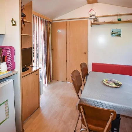 Campsite Gorgeous Stacaravan In Entraigues-sur-la-Sorgue