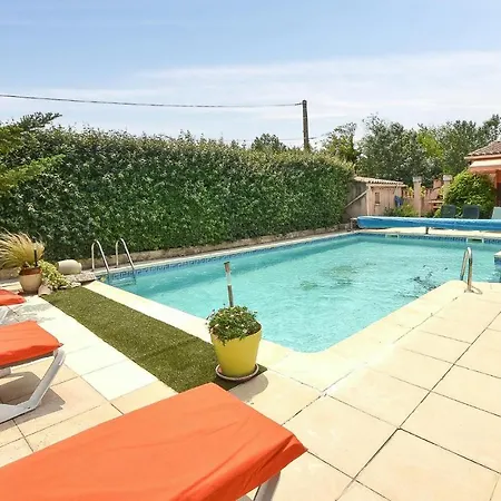 Campsite Gorgeous Stacaravan In Entraigues-sur-la-Sorgue