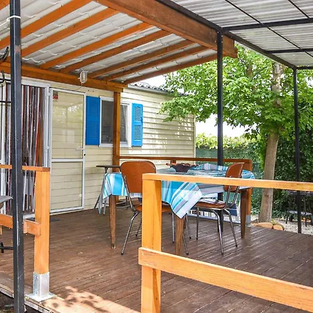 Campsite Gorgeous Stacaravan In Entraigues-sur-la-Sorgue