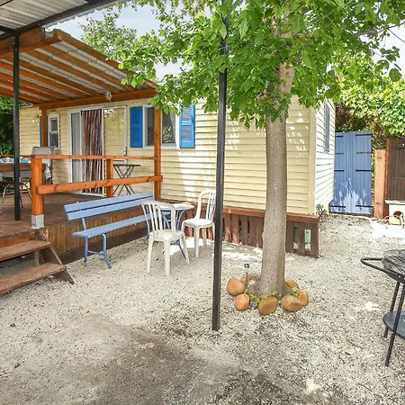 Gorgeous Stacaravan In Campsite Entraigues-sur-la-Sorgue